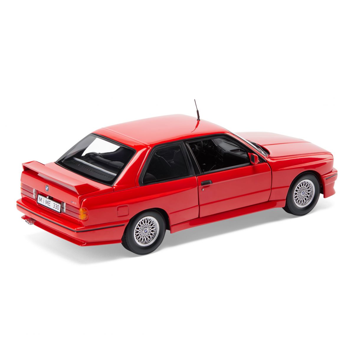 BMW M3(E30)模型車1:18，剛正的車身線條搭配車前四圓燈、外拱輪弧與大尺碼尾翼，處處都透露著當代的熱血精神